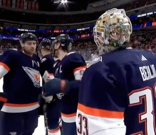 Matt Berlin varamaalivahti torjuu yhden kiekon