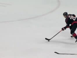 Sebastian Aho iskee maalin läpiajosta Linus Ullmarkin selän taakse