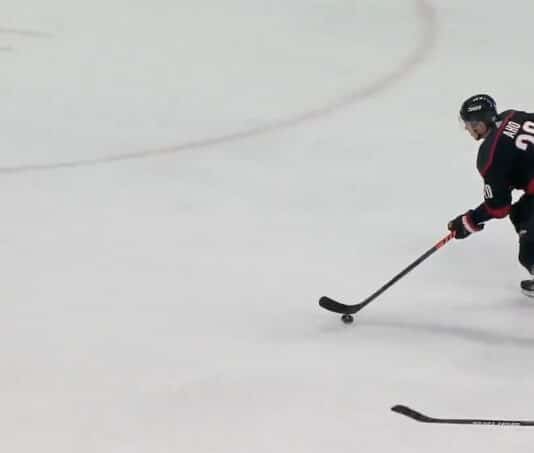 Sebastian Aho iskee maalin läpiajosta Linus Ullmarkin selän taakse