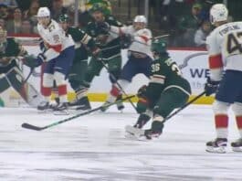 Eetu Luostarinen ohjaa kiekon maaliin