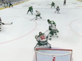 Jani Hakanpää ohjaa Roope Hintzin laukauksen verkkoon