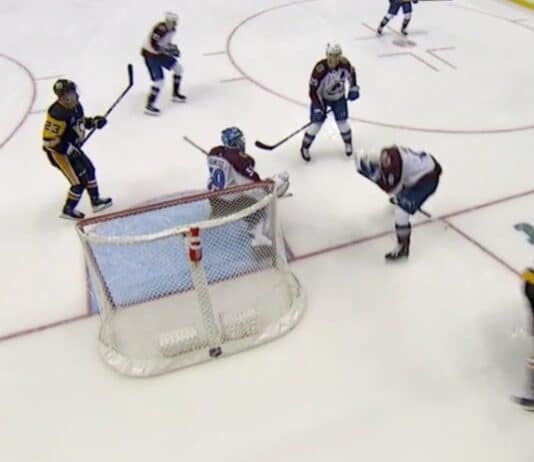 Jeff Carter ruma taklaus Cale Makaria päähän