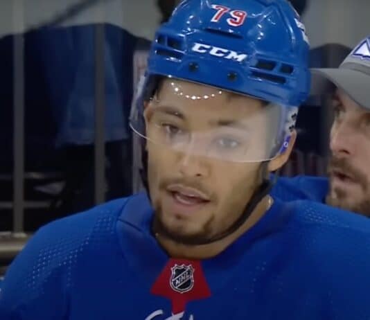 K'Andre Millers sylkäisee päin Drew Doughtya