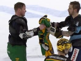 Petri Kontiola ja Juhamatti Aaltonen vaihtavat pelipaitoja