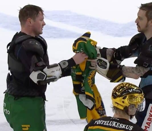 Petri Kontiola ja Juhamatti Aaltonen vaihtavat pelipaitoja