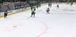 Roope Hintz iskee kiekon tyhjään maaliin