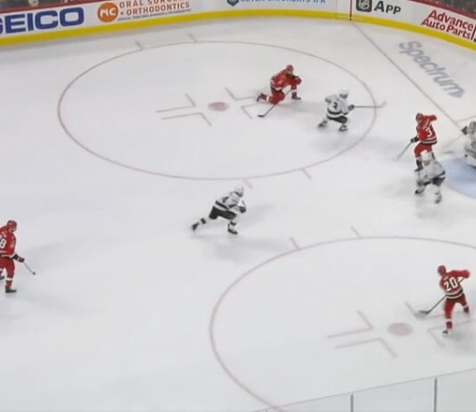 Sebastian Aho iskee voittomaalin Los Angeles Kingsin verkkoon