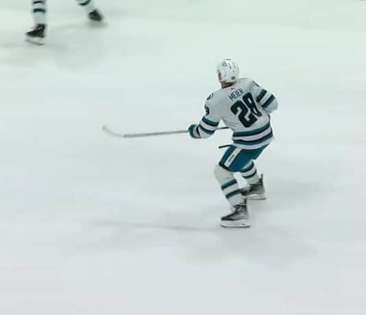 Timo Meier puskee kiekkoa